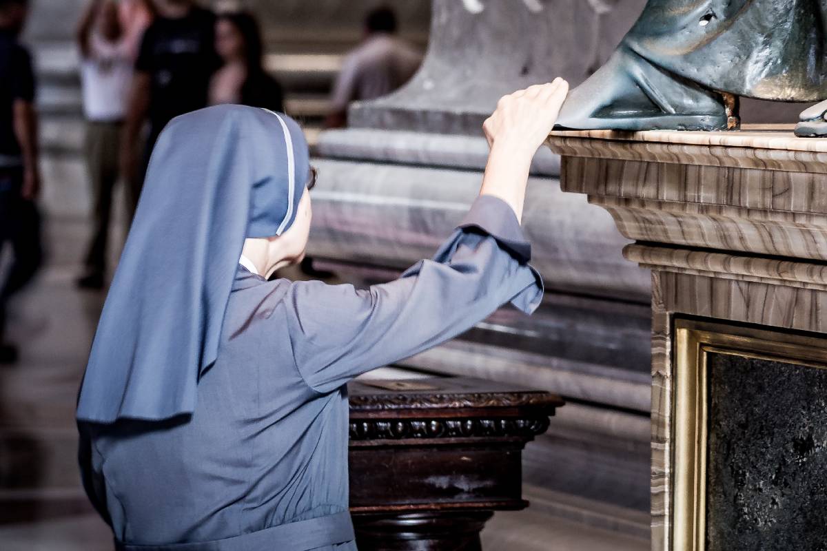 Freira detida a caminho da missa revela medo e angústia após abordagem