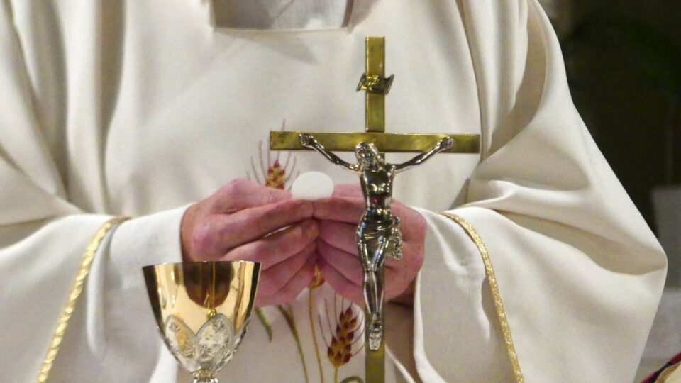 Arcebispo anuncia inspeção técnica em igrejas após crucifixo matar padre