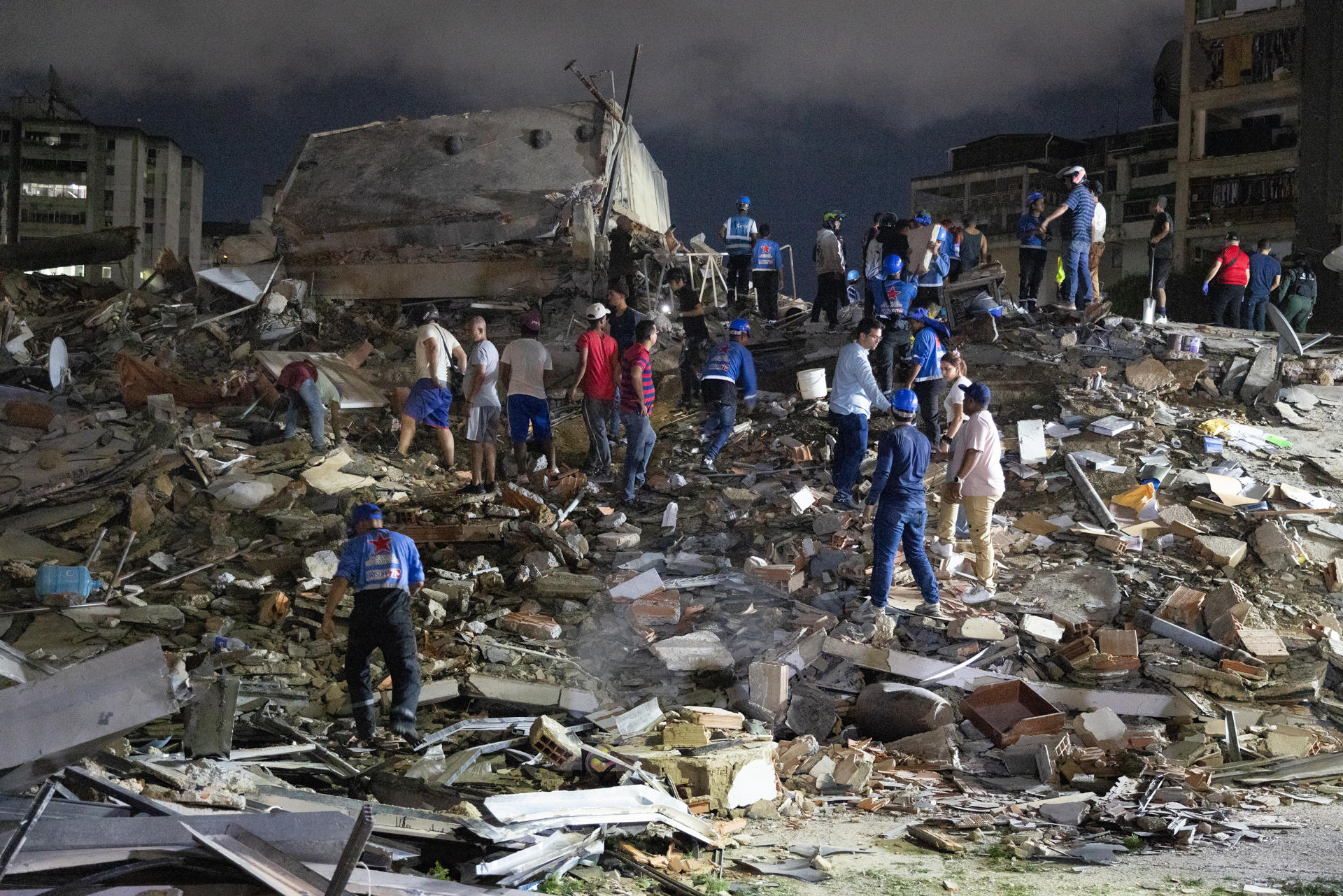 Busca por sobreviventes na Venezuela após terremotos mobiliza equipes de diversos países