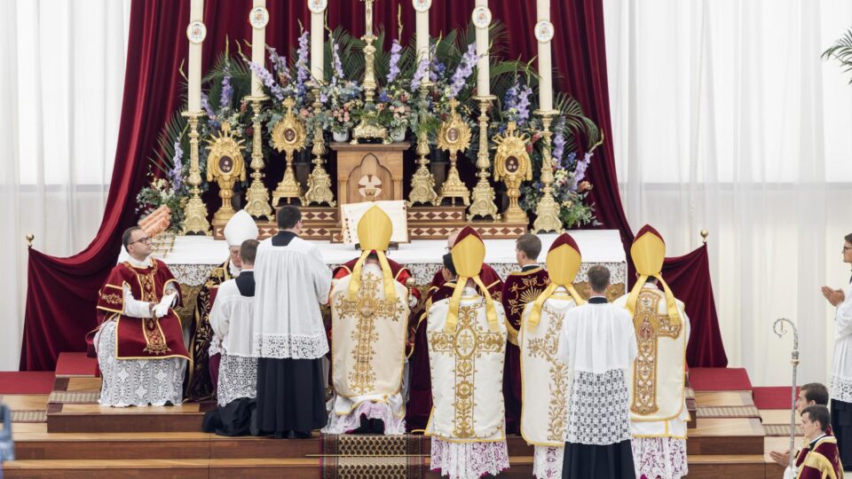 Bispos proíbem católicos de assistir missas da FSSPX