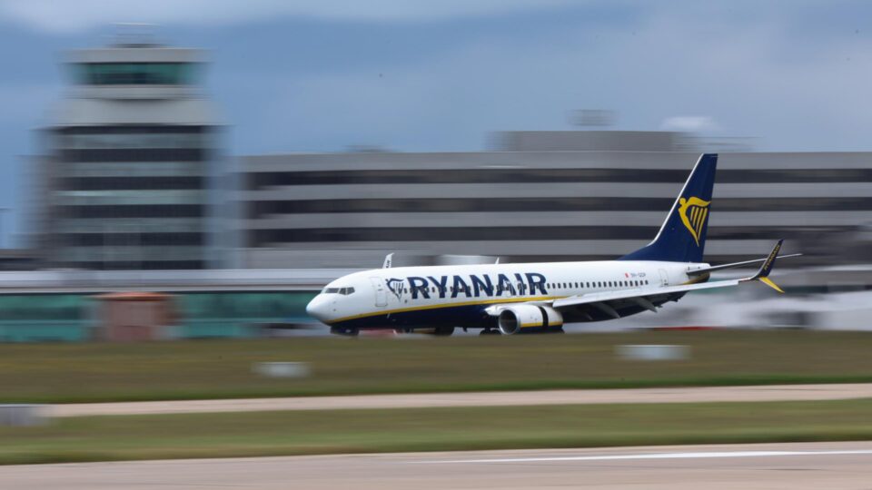 Mulher relata ter segurado pelas pernas marido sugado por janela de avião: “Morremos juntos”