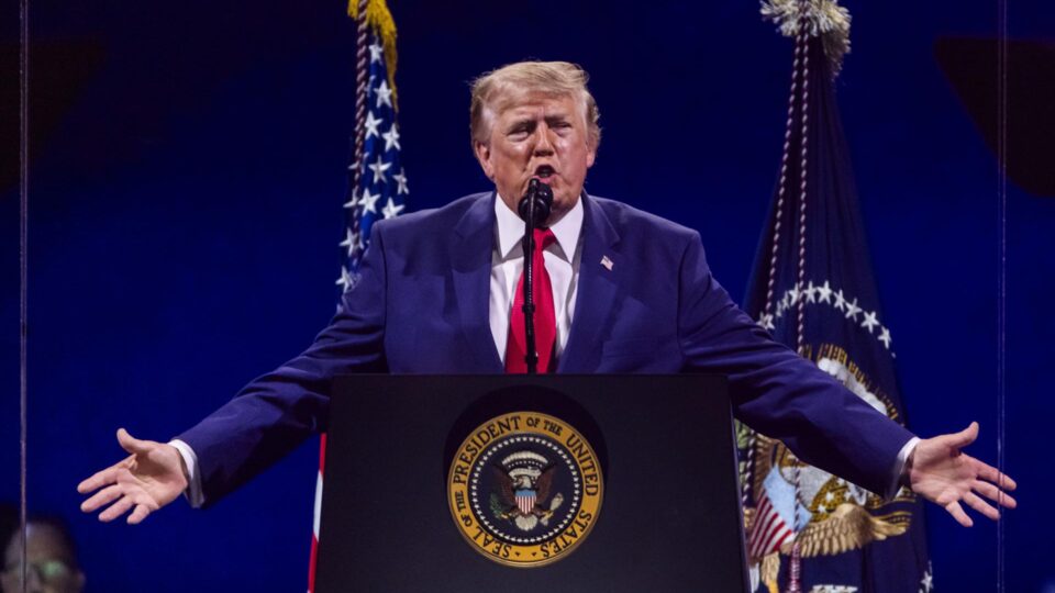 Casa Branca suspende operador de teleprompter por apostas sobre discursos de Trump