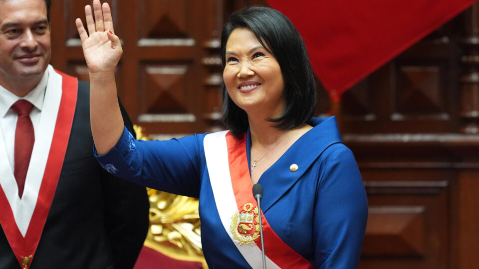 Keiko Fujimori assume presidência do Peru prometendo endurecer o combate ao crime