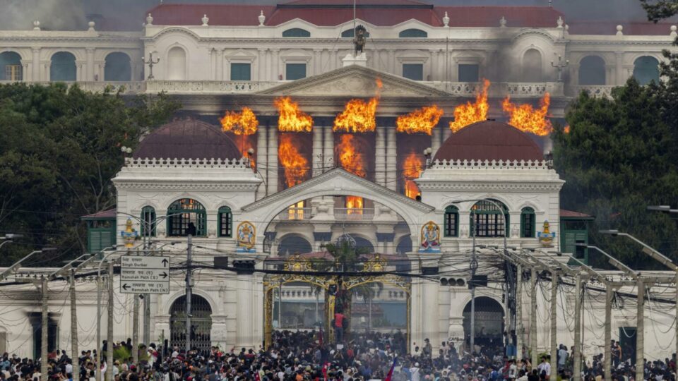 Revolta contra a corrupção e a censura derrubou governo comunista no Nepal