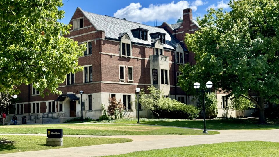 Universidade de Michigan elimina notas de calouros para “combater crise de saúde mental”