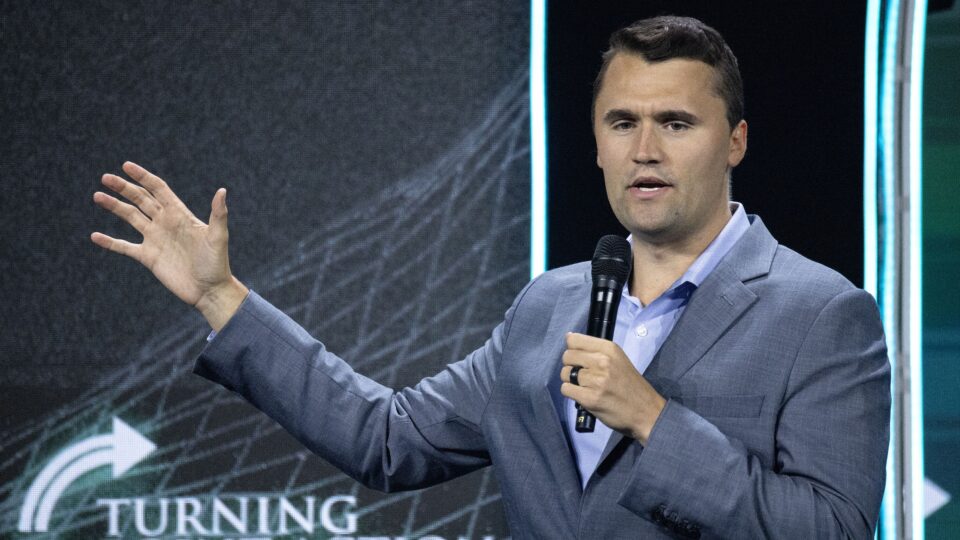 Professora universitária comemora aniversário da morte de Charlie Kirk