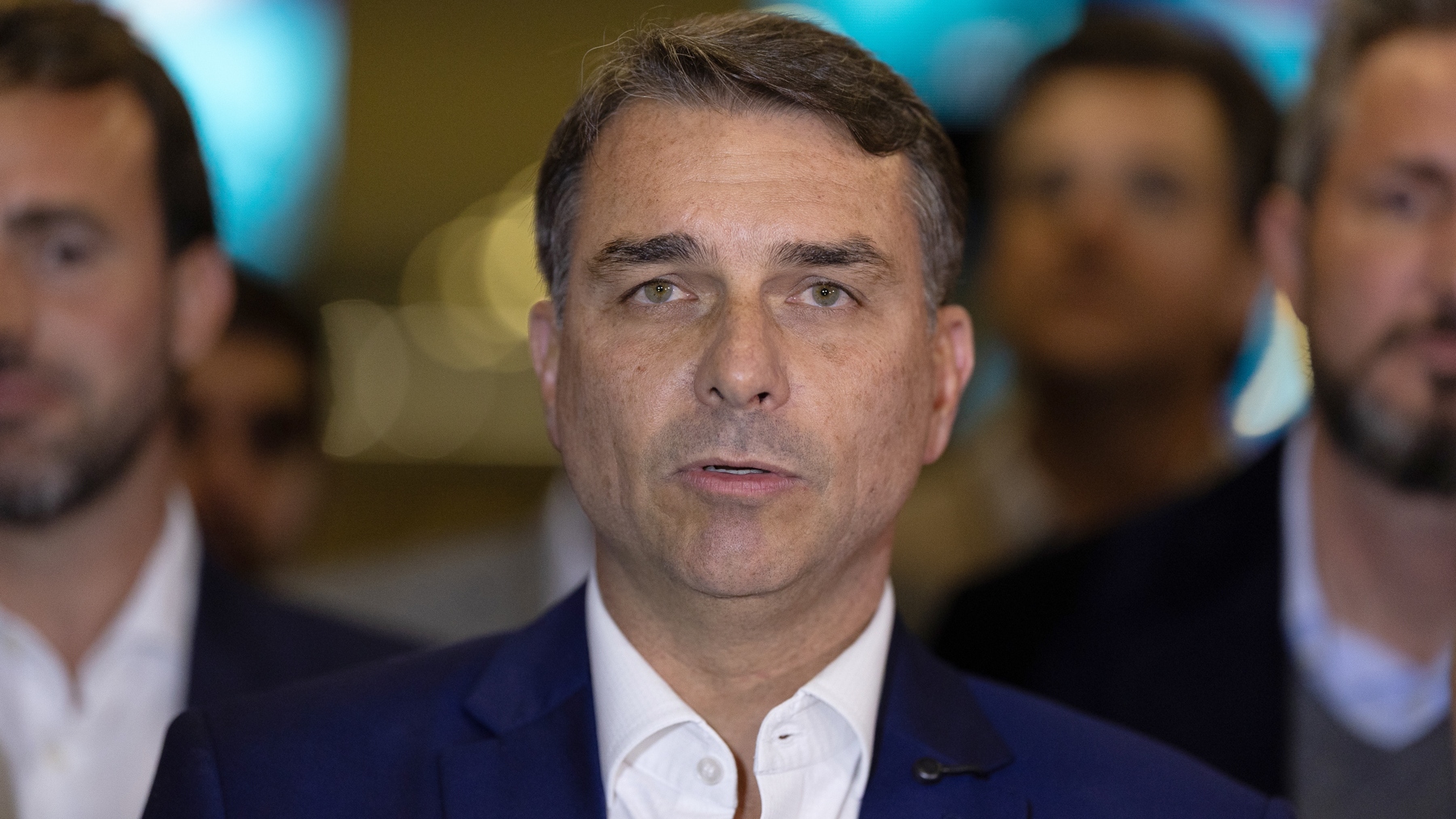 Flávio Bolsonaro encontra ministro de Bukele para tratar sobre segurança pública