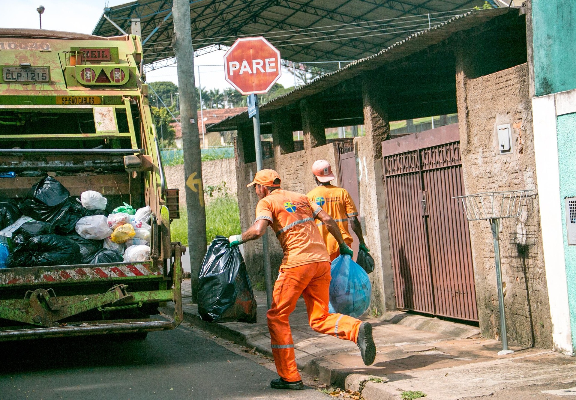 Carta aberta ao meu irmão gari: quem vai limpar o lixo do PT?