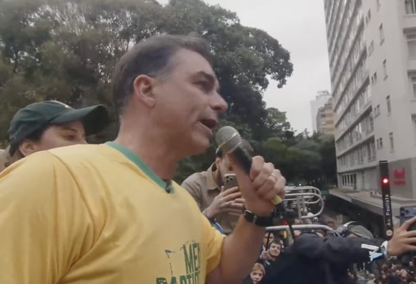 Flávio defende fim da ditadura de Moraes e guerra ao crime