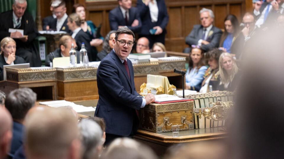 Andy Burnham encara crises territoriais no início do governo britânico