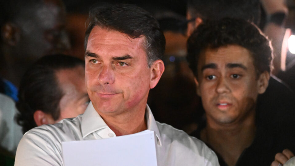Inteligência e dois ministérios de Milei ajudaram Flávio a viajar aos EUA, diz jornal