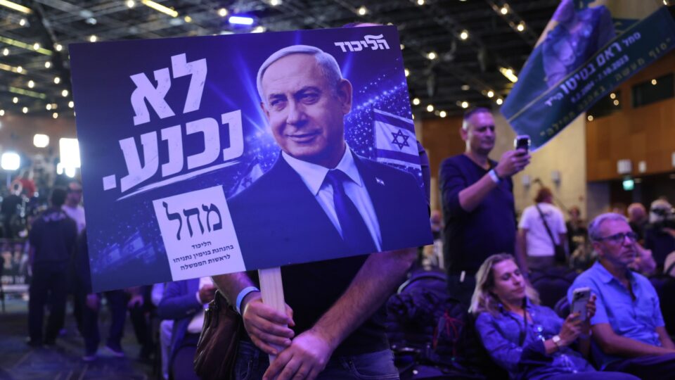 Partido de Netanyahu lidera eleições em Israel, mas nenhum bloco alcança maioria, diz boca de urna