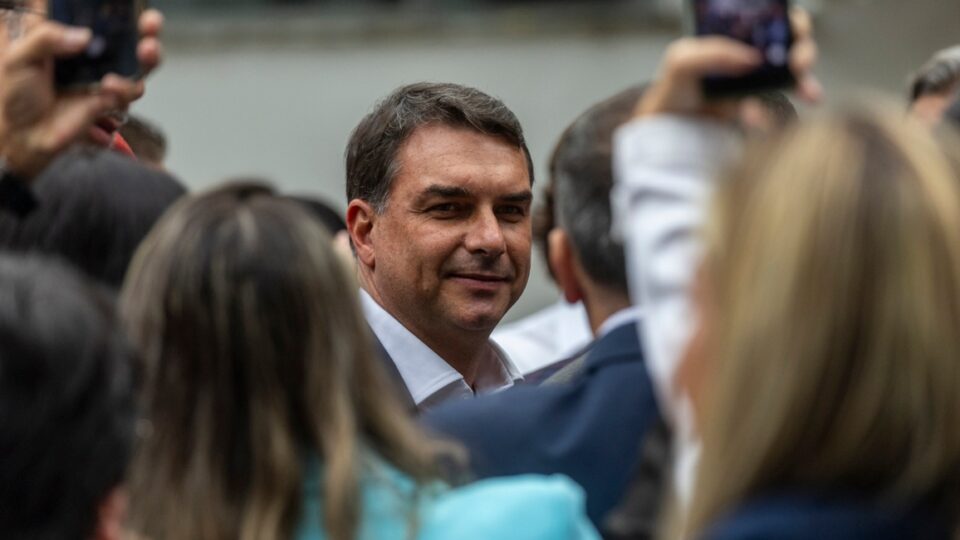 Flávio Bolsonaro usa exemplos históricos para justificar sua saída do Brasil