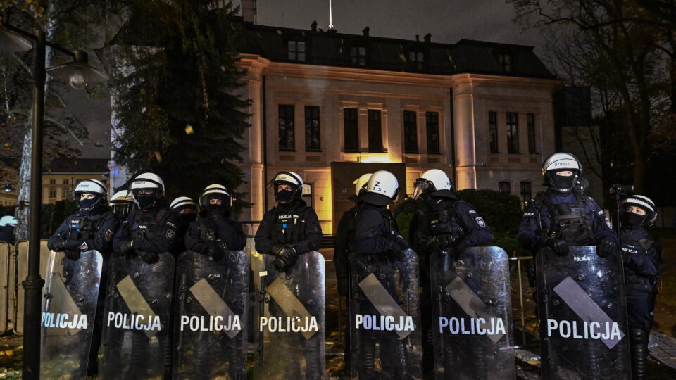 Crise no Tribunal Constitucional polonês gera protestos em Varsóvia