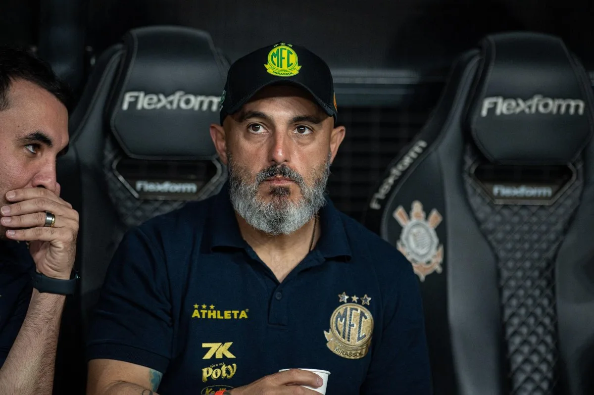Técnico do Mirassol detona arbitragem contra Corinthians