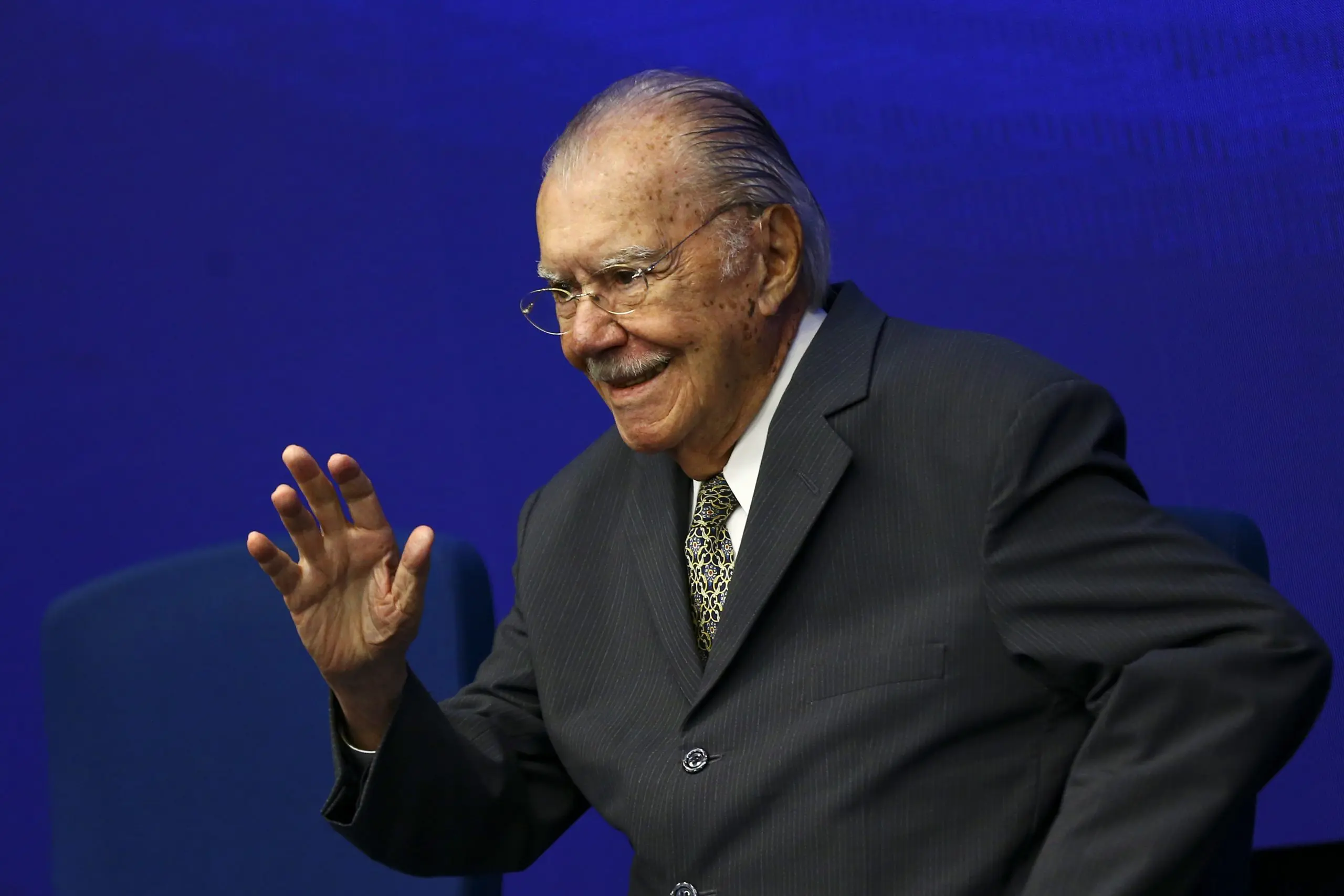 José Sarney passa por cirurgia e segue na UTI