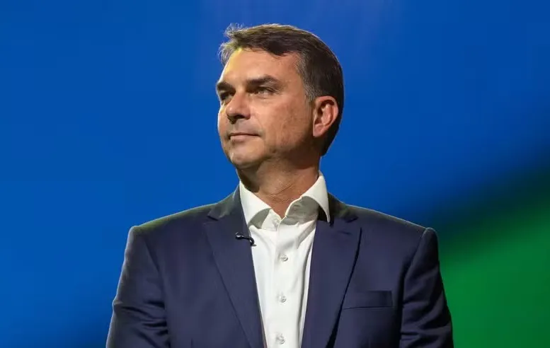 Flávio publica vídeo depois de ausência em 1º debate