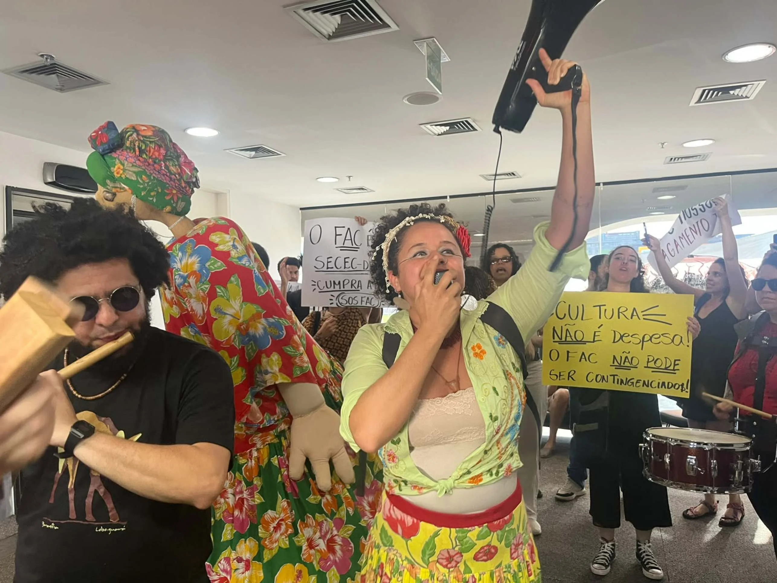 Produtores culturais e artistas cobram recursos do FAC-DF