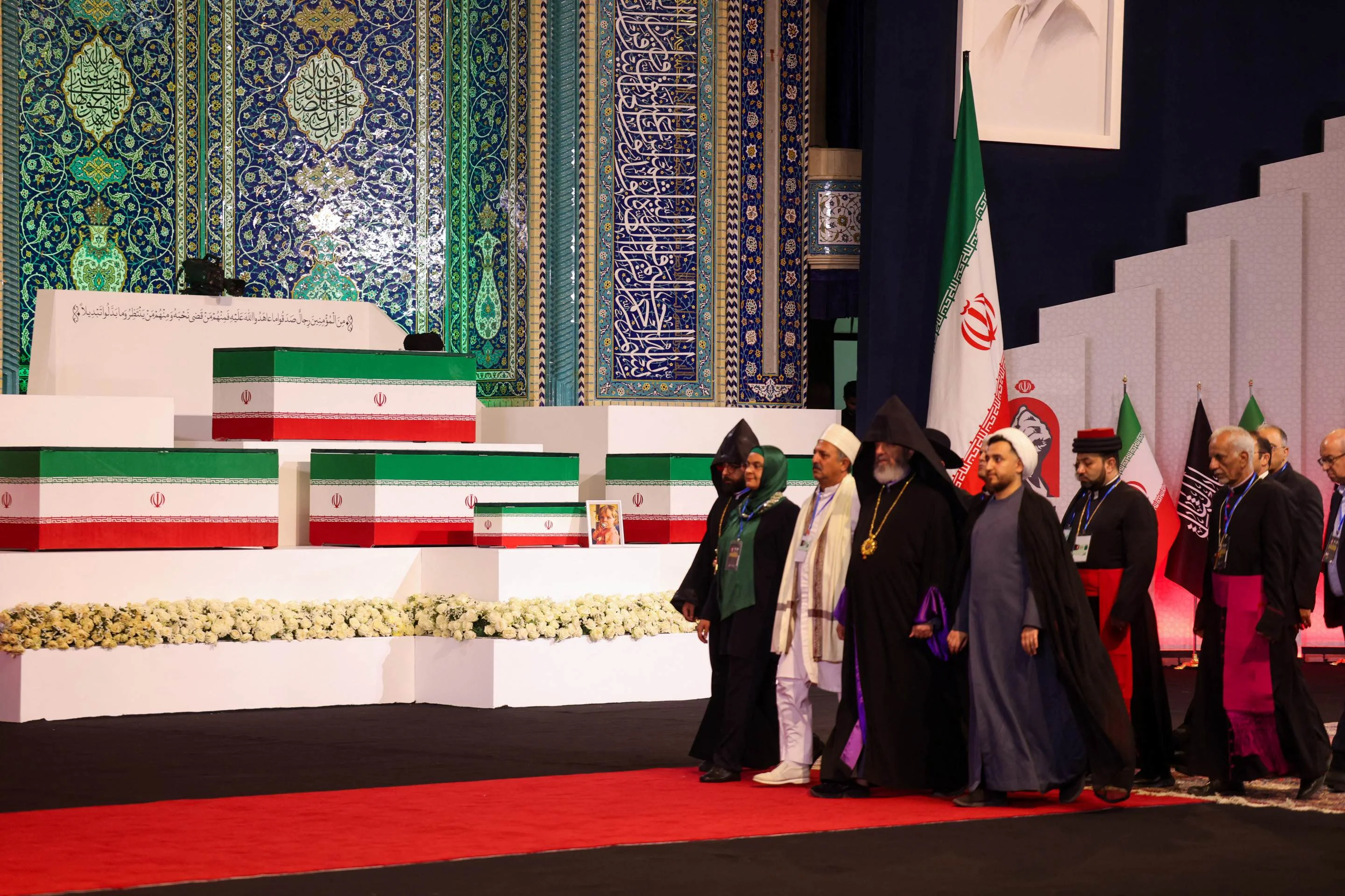 Funeral do aiatolá Ali Khamenei ganha tom de desafio aos EUA