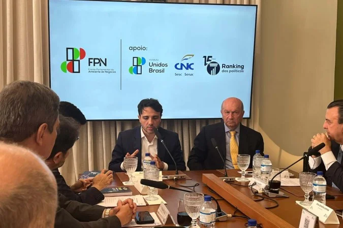 Renan Santos critica "cultura do tigrinho" e jogos de aposta