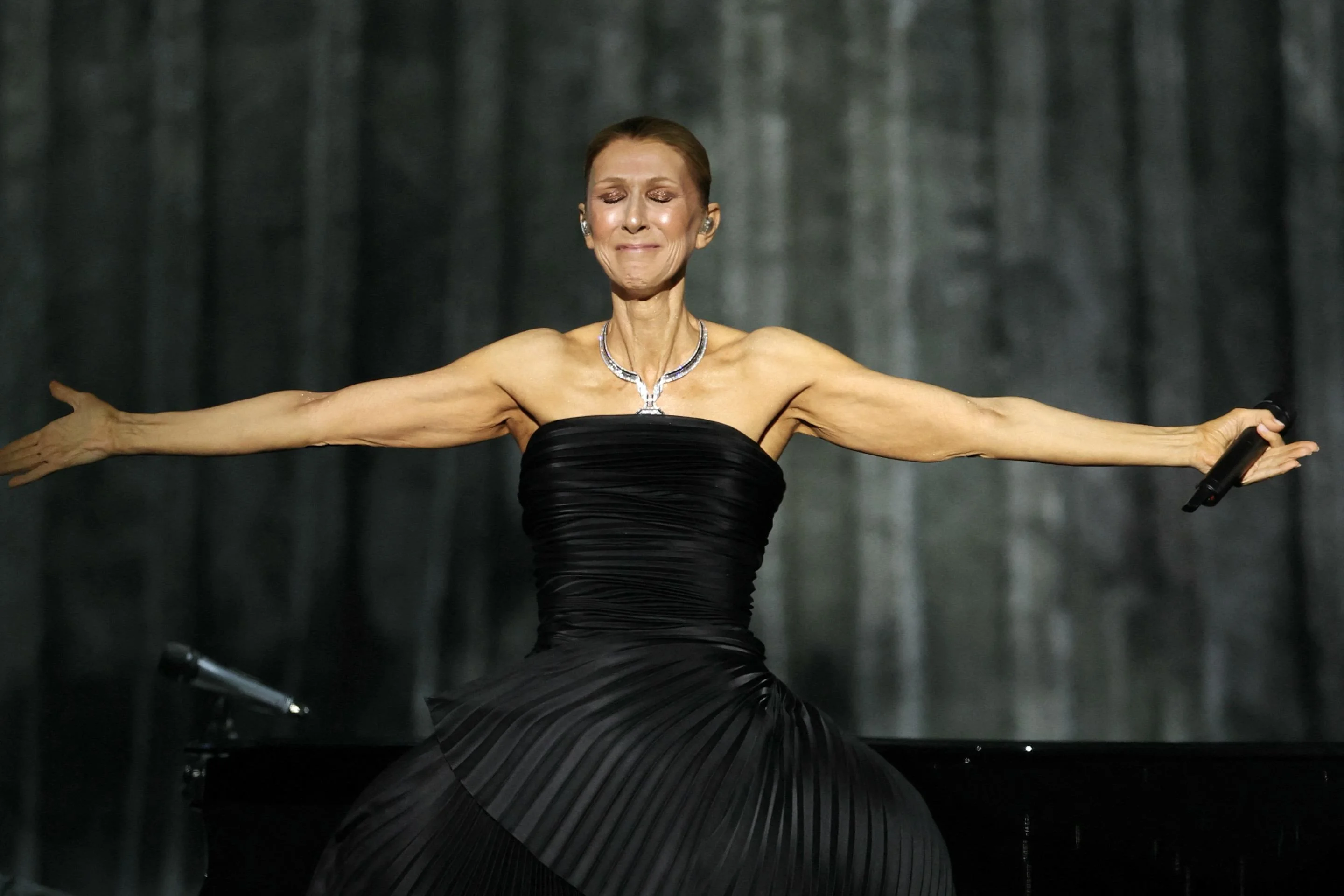 'Estou bem': Céline Dion renasce nos palcos de Paris