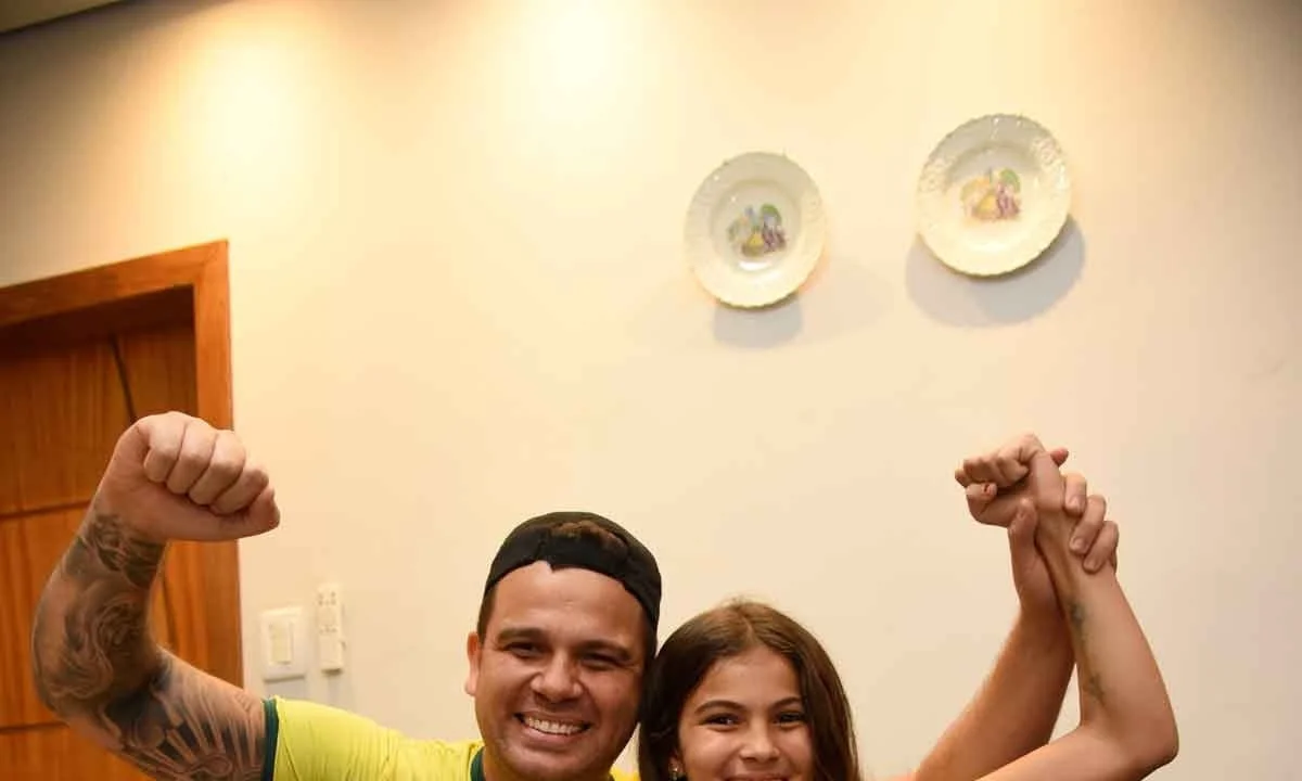 Coraçõezinhos a mil: crianças esquentam a torcida pelo hexa na Copa