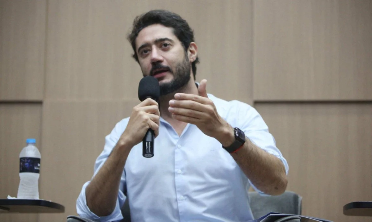 Gabriel assina compromissos em áreas como ciência, saúde e infraestrutura