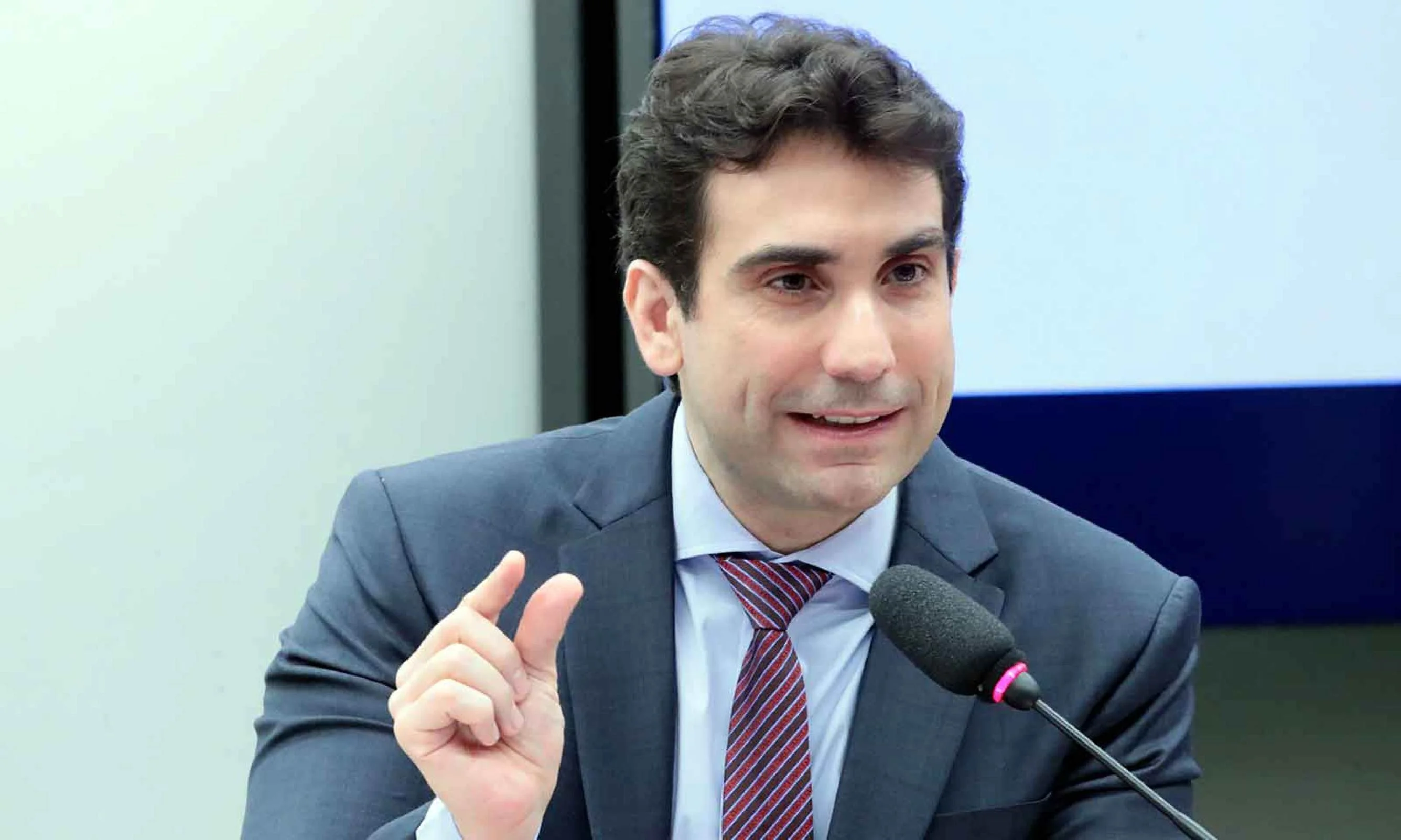 Juros altos são alerta, mas crédito continua crescendo