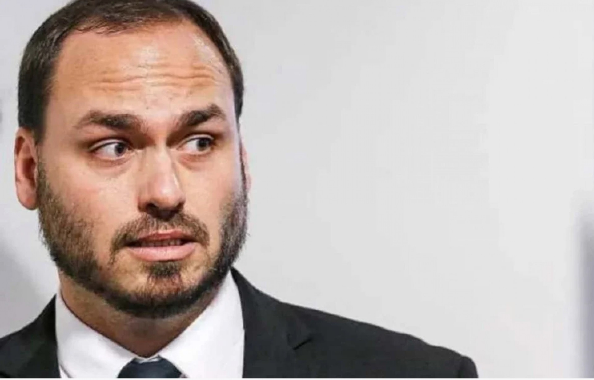 Carlos visita Bolsonaro e diz que o pai está 'ciente de tudo'
