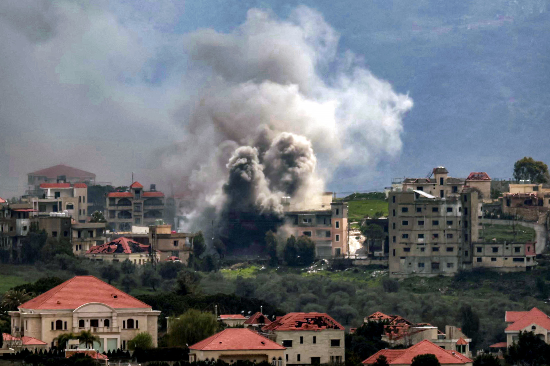 Irã anuncia fechamento do Estreito de Ormuz em resposta aos ataques de Israel no Líbano