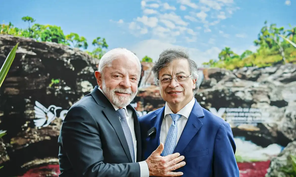 Petro liga para Lula e diz que fará 'transição pacífica' na Colômbia