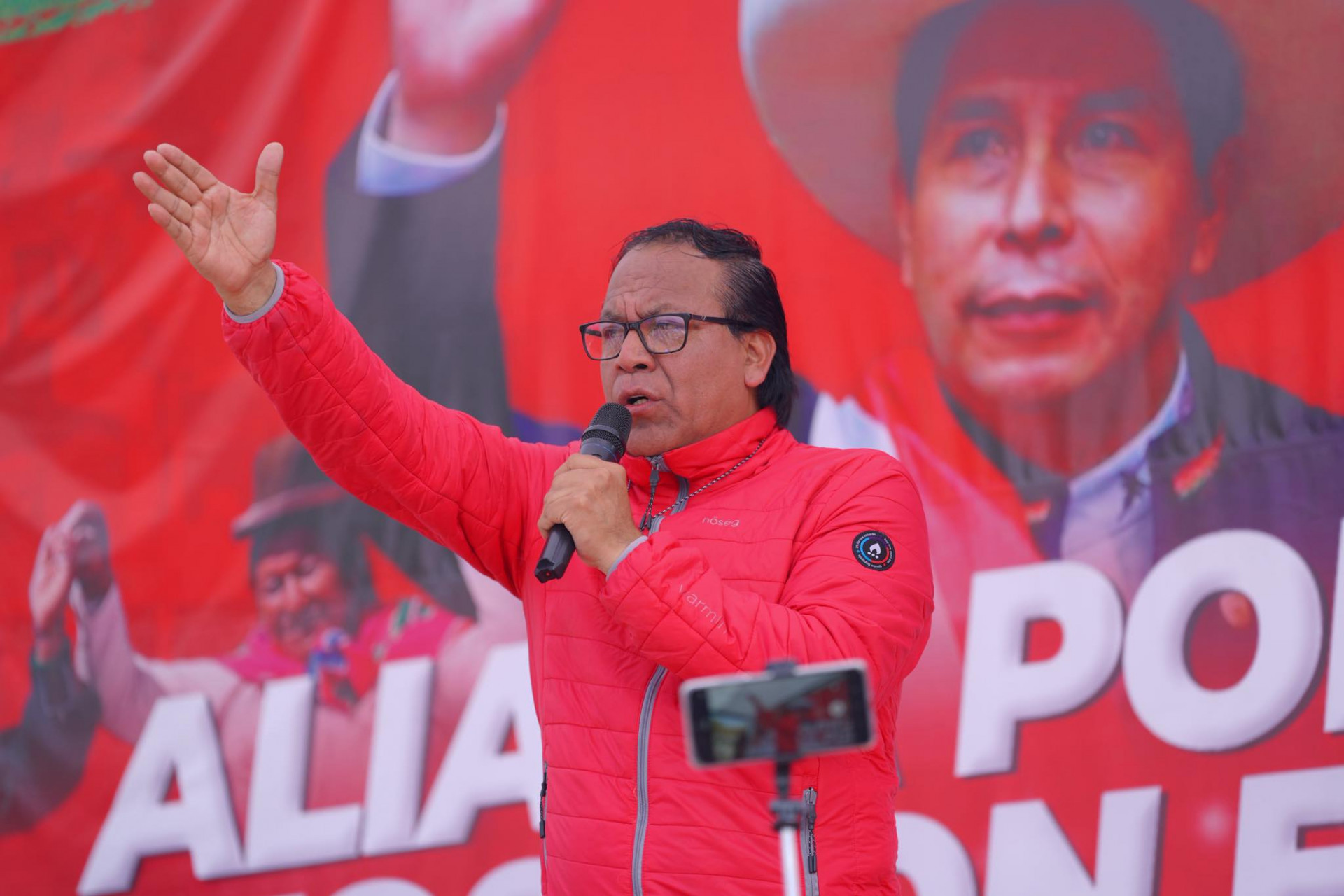 Candidato de esquerda pede anulação de votos no exterior na eleição do Peru