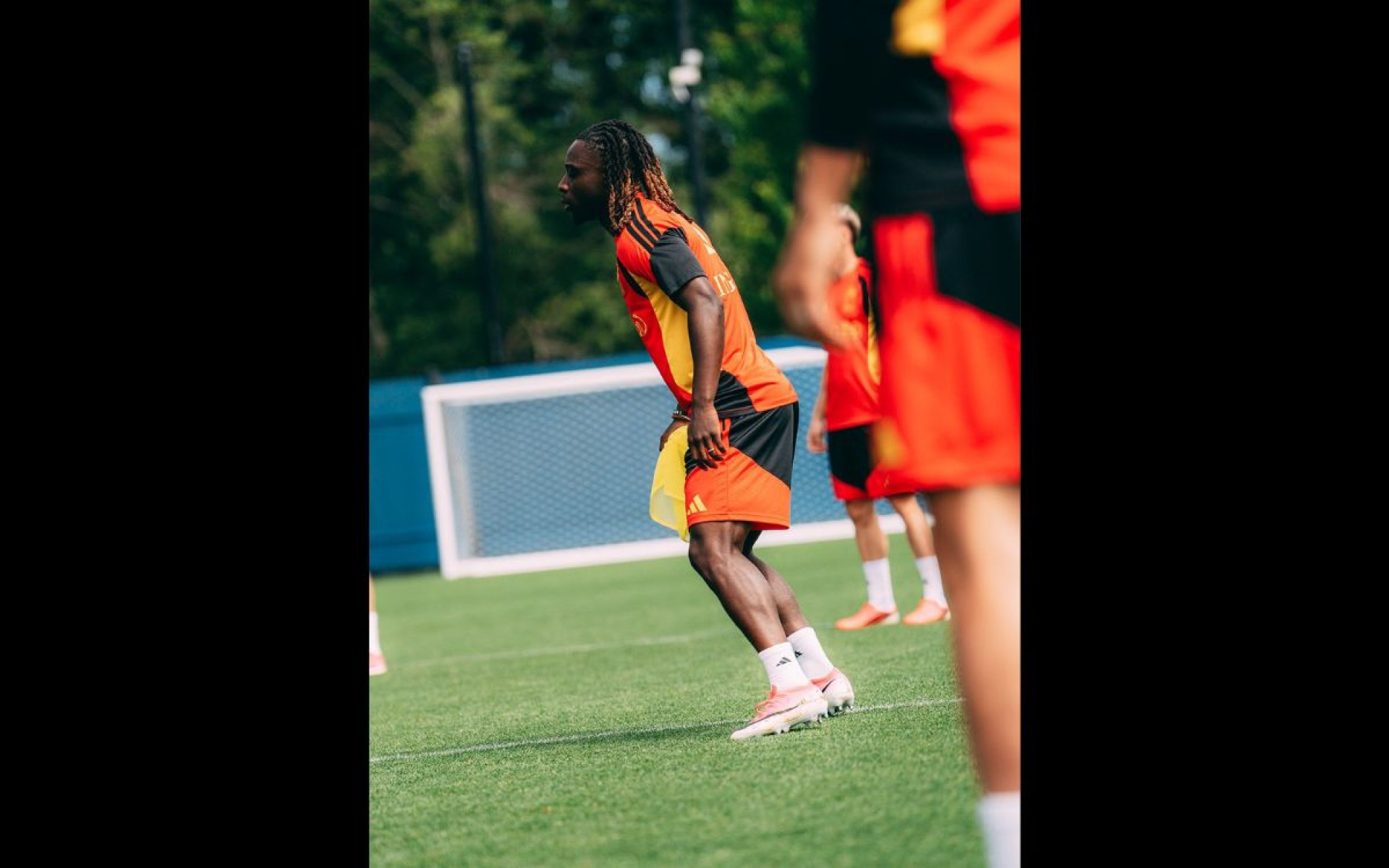 Após acompanhar nascimento do filho, Doku deve reforçar a Bélgica na Copa