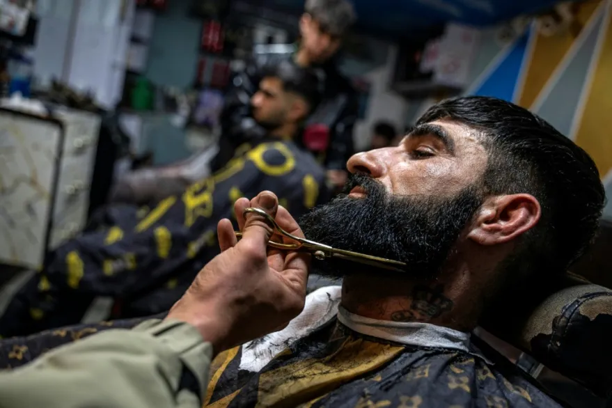 Trabalhadores humanitários são detidos no Afeganistão por usar barba muito curta