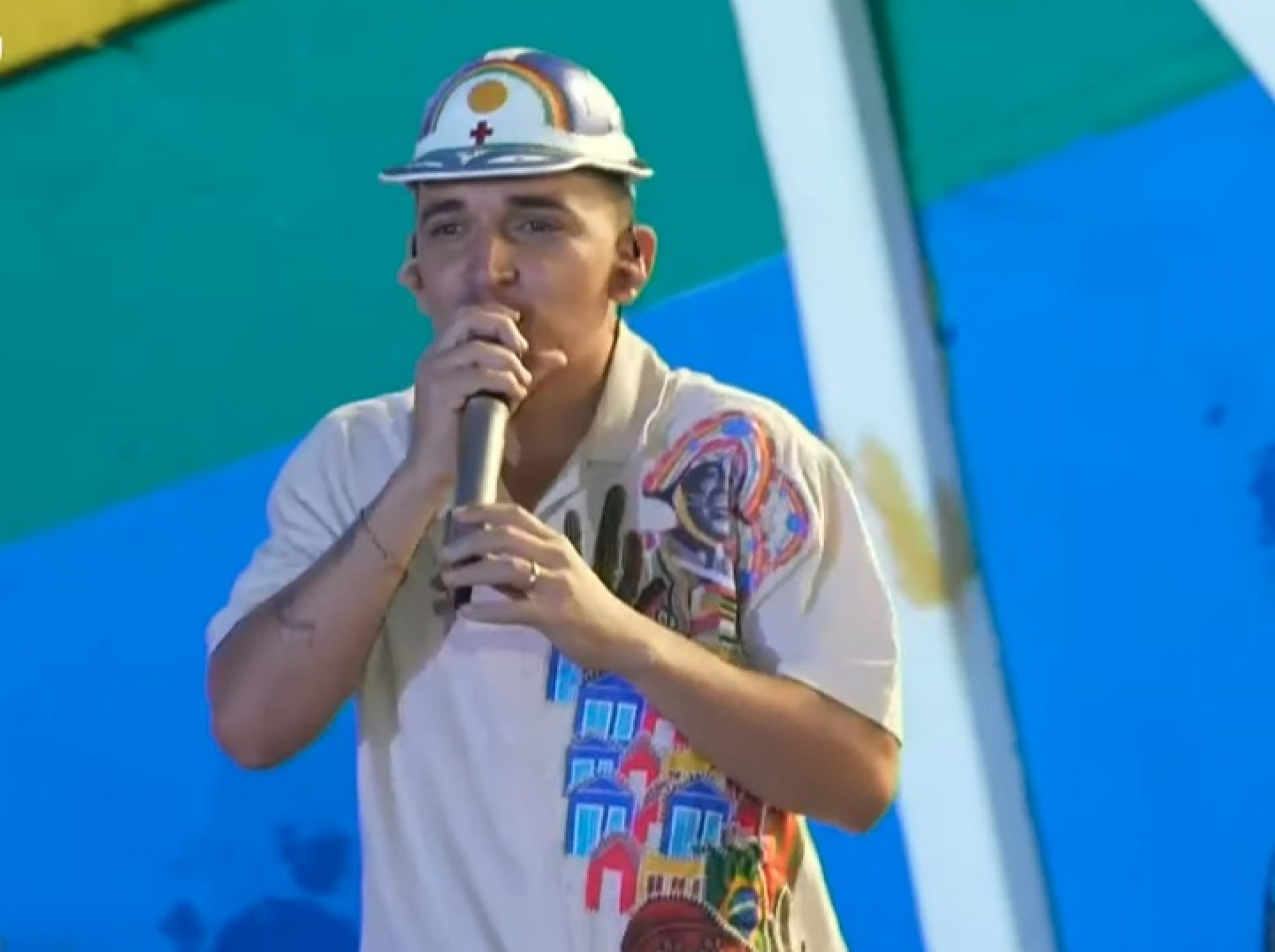 João Gomes brinca com presença de professoras em show: 'Corrigir prova que é bom...'
