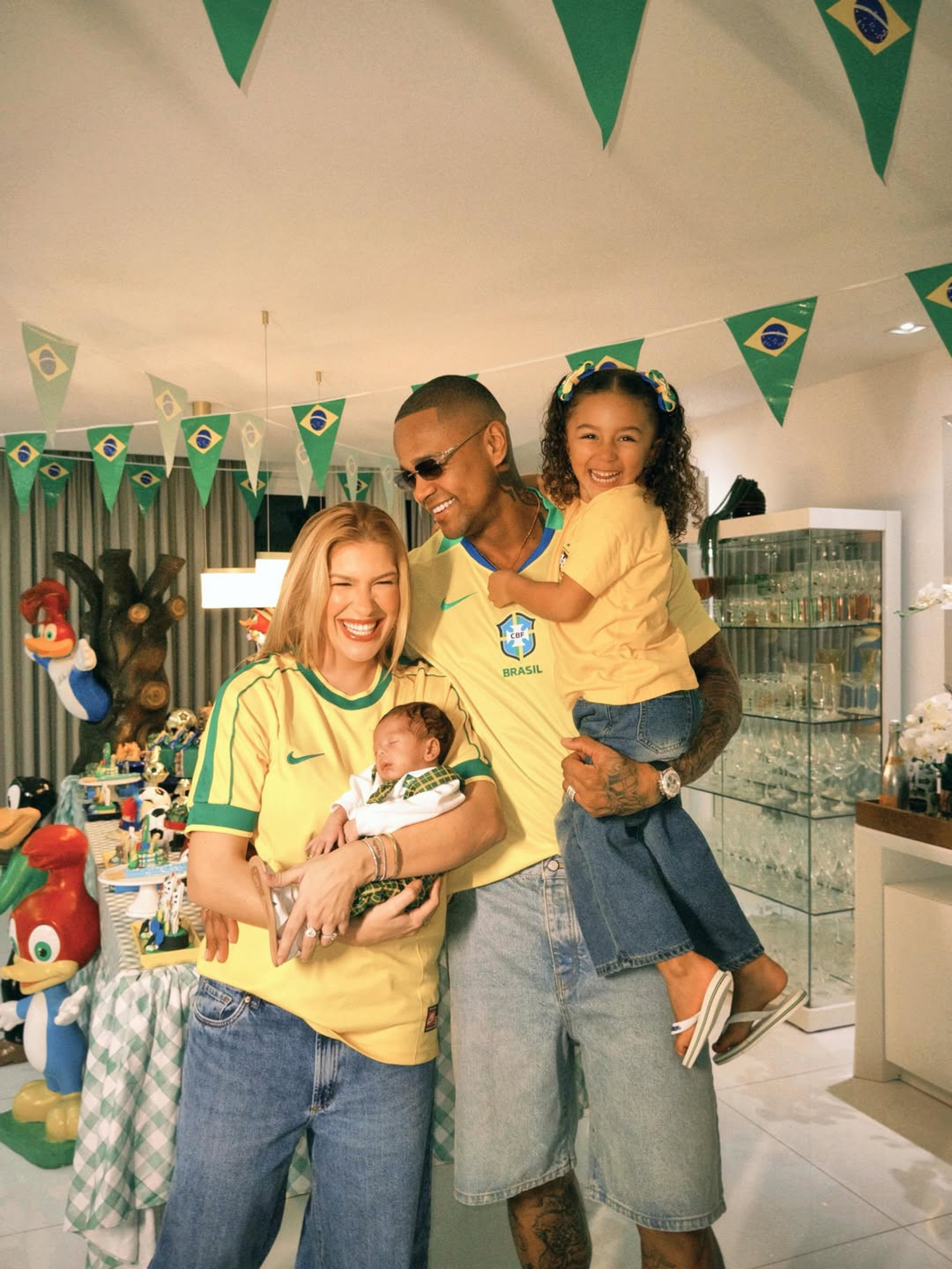 Lore Improta comemora primeiro mês de Levi com festa que mistura São João, Copa e Pica