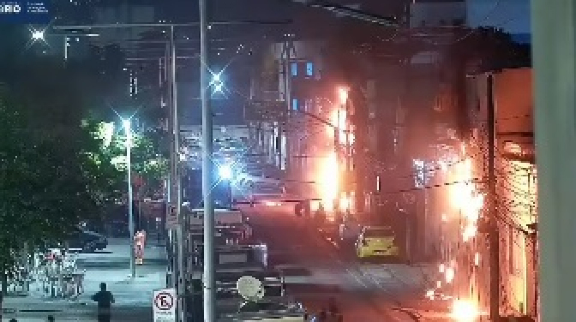 Incêndio em fiação interdita rua próxima ao Engenhão