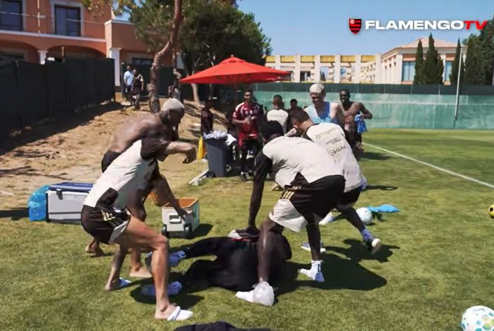 Vídeo! Andrew sofre trote de aniversário em treino do Flamengo