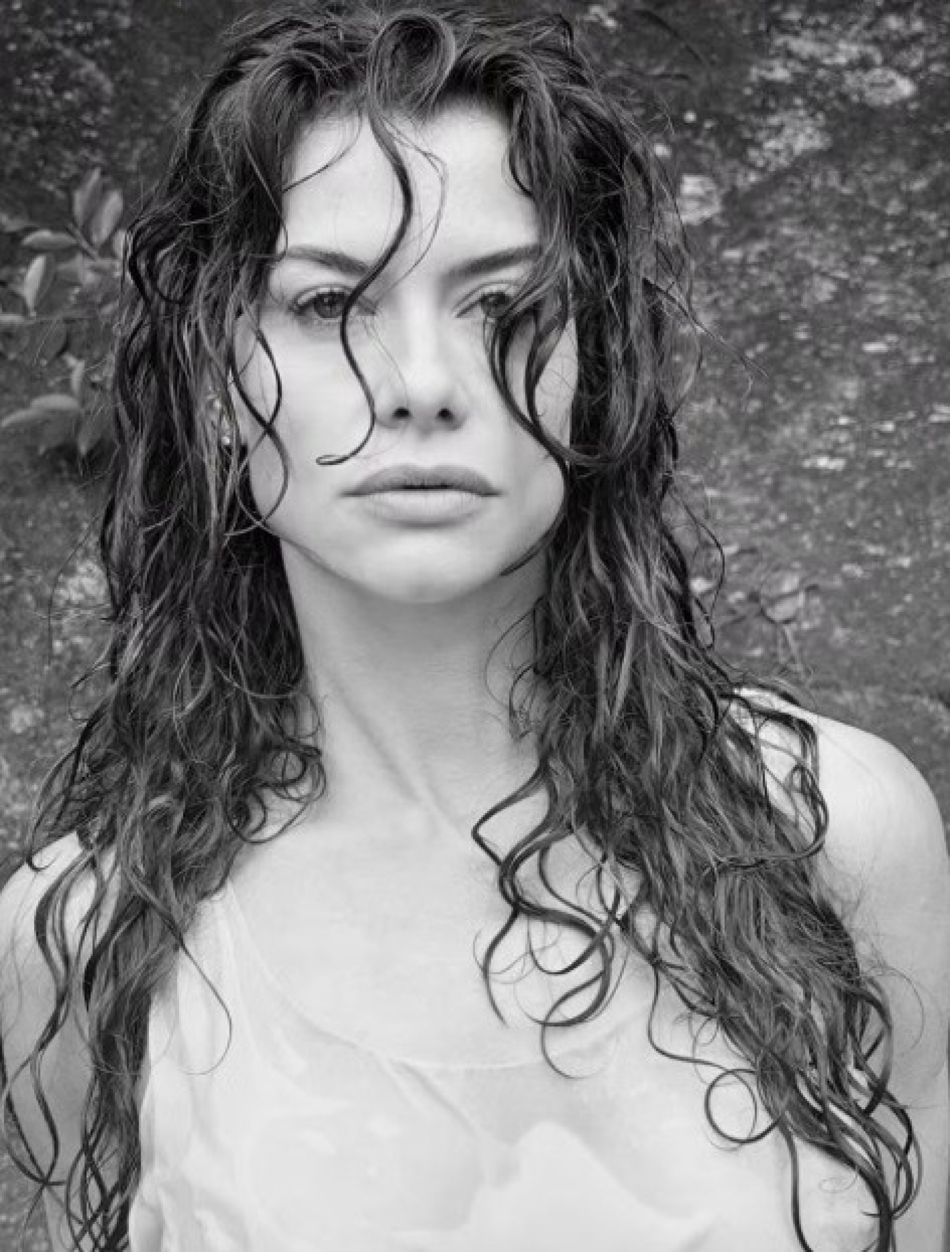 Alinne Moraes aposta em transparência e encanta fãs: 'Deusa'