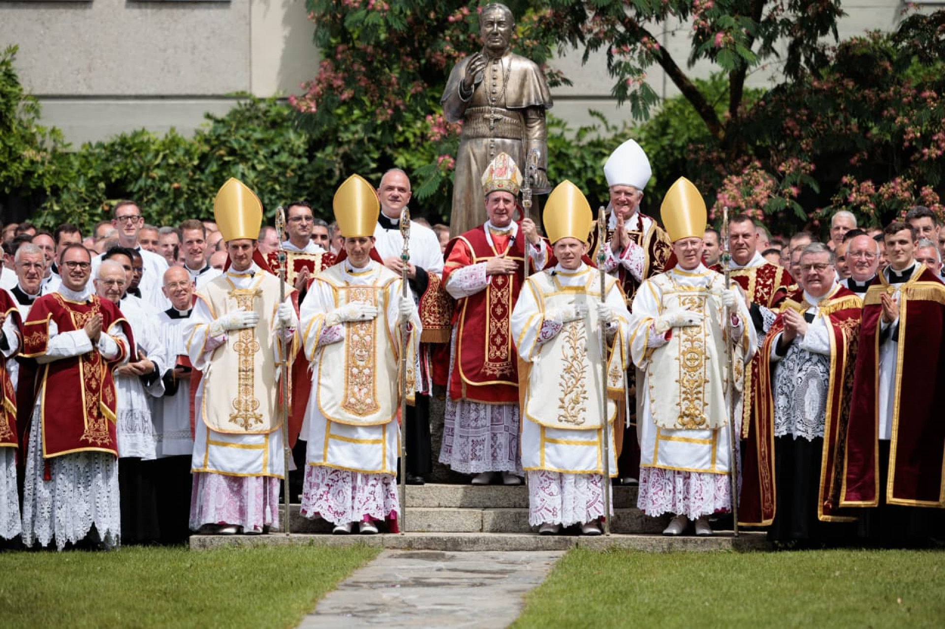 Vaticano oficializa excomunhão e cisma de bispos tradicionalistas