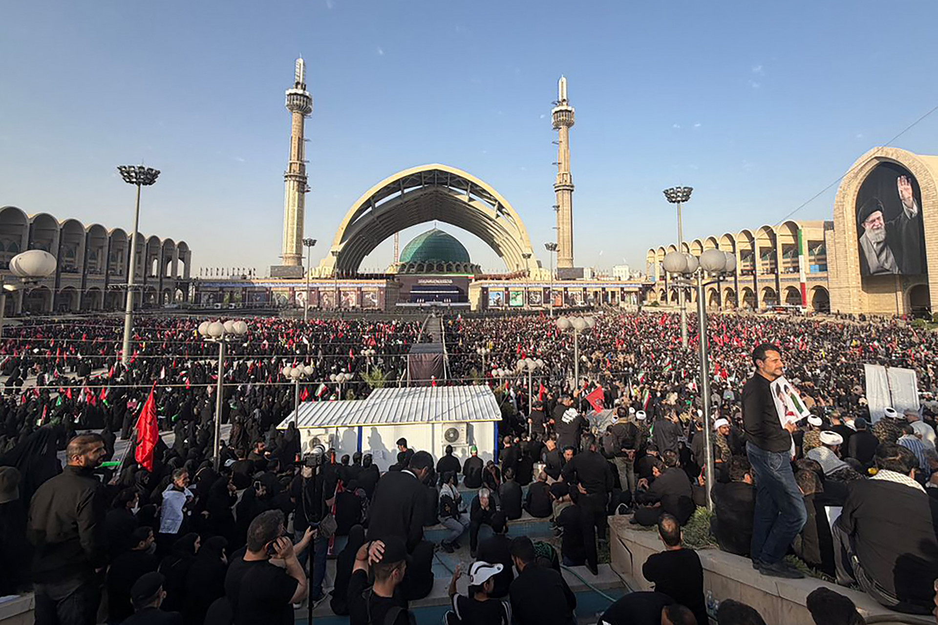 Funeral de Ali Khamenei reúne milhares de fiéis