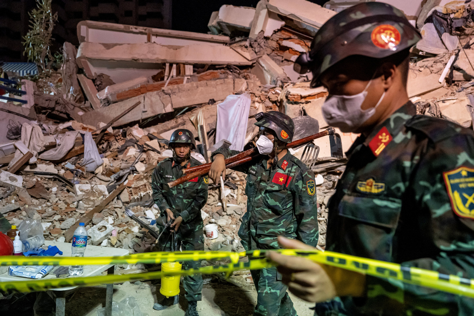 Demora no resgate de corpos após terremotos revolta venezuelanos