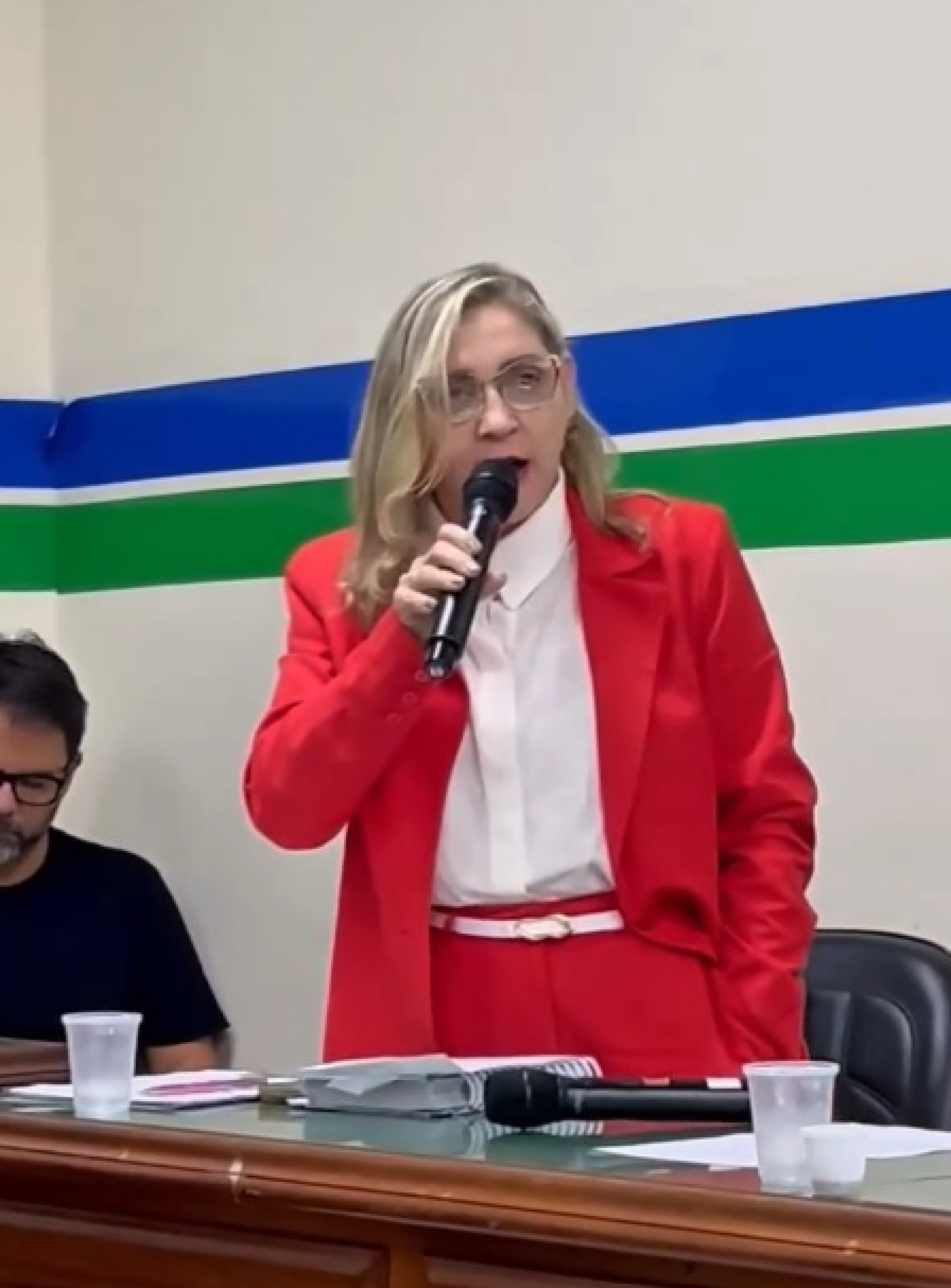 Rosimery cobra explicações sobre terceirização da Saúde e questiona possível redução salarial