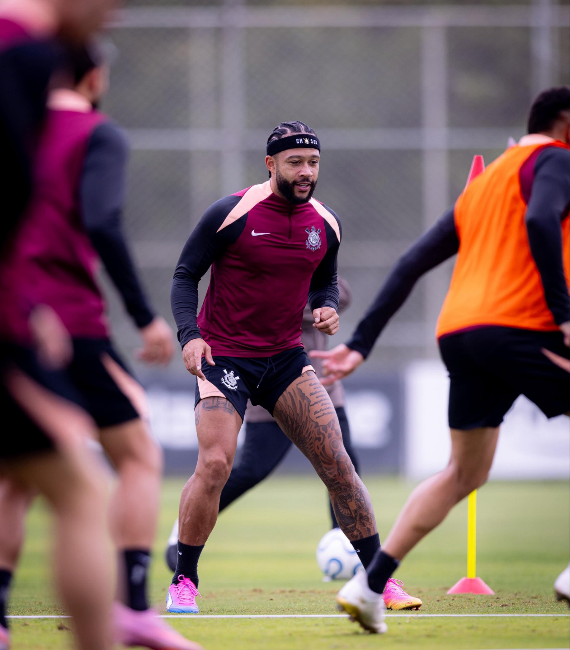 Memphis mostra decepção com o Corinthians: 'Comportamento inaceitável'