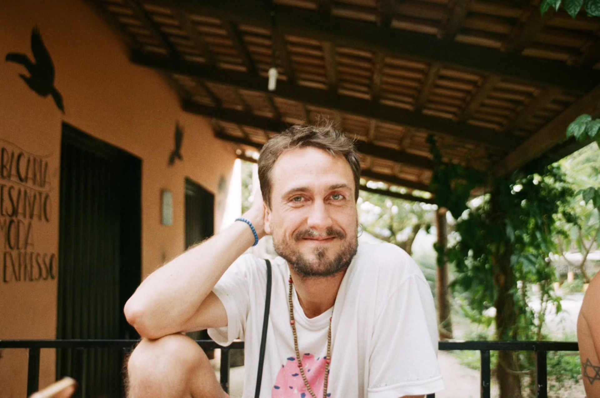 Ex-ator da Globo abandona luxo e passa a viver em ônibus