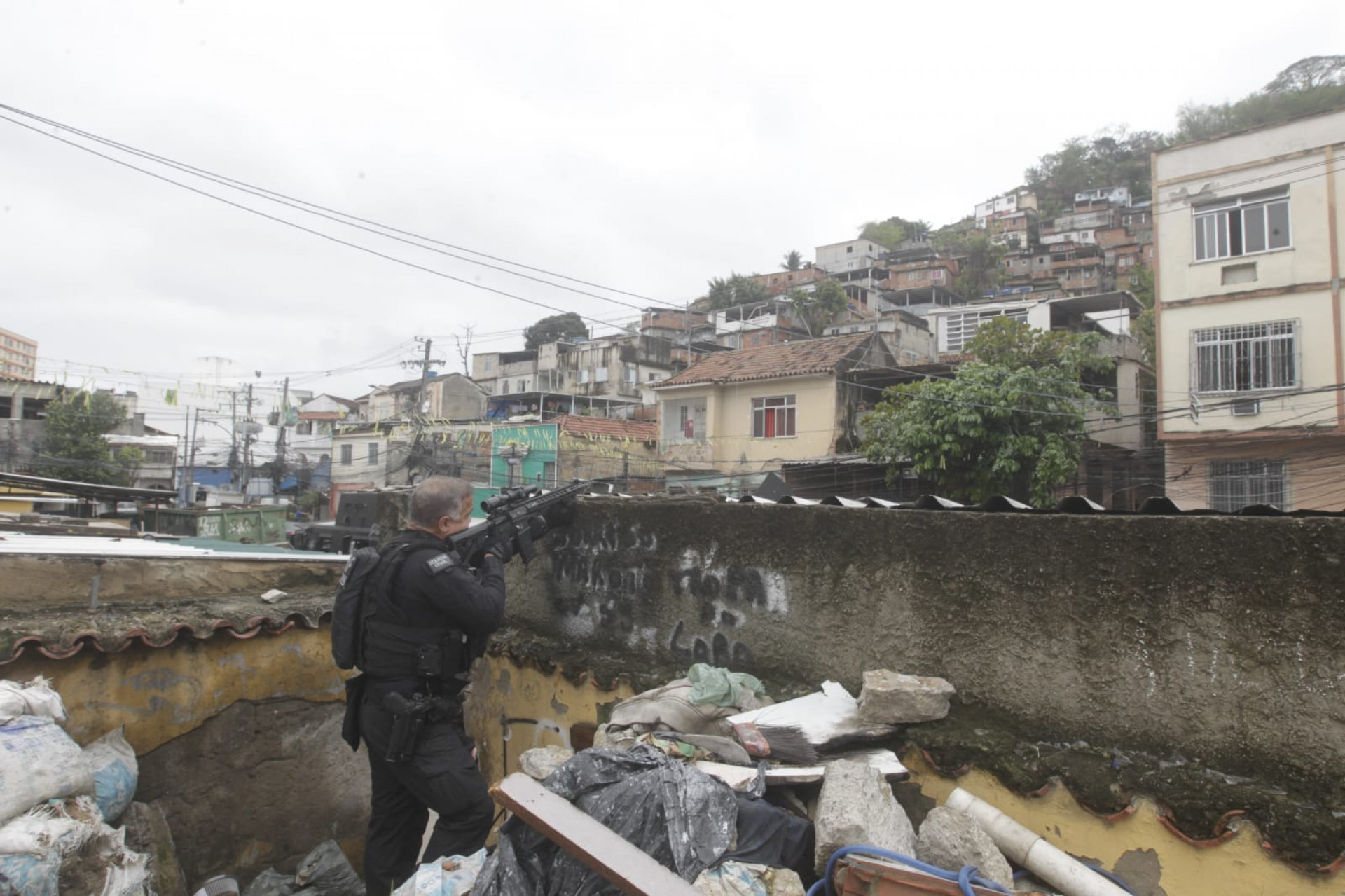 Moradores do Morro São João vivem momentos de tensão com tiroteios