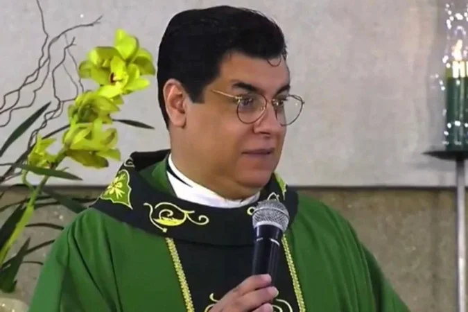 Vídeo: padre viraliza ao revelar que aconselhou noiva a desistir de casamento após ‘lista de 13 exigências’