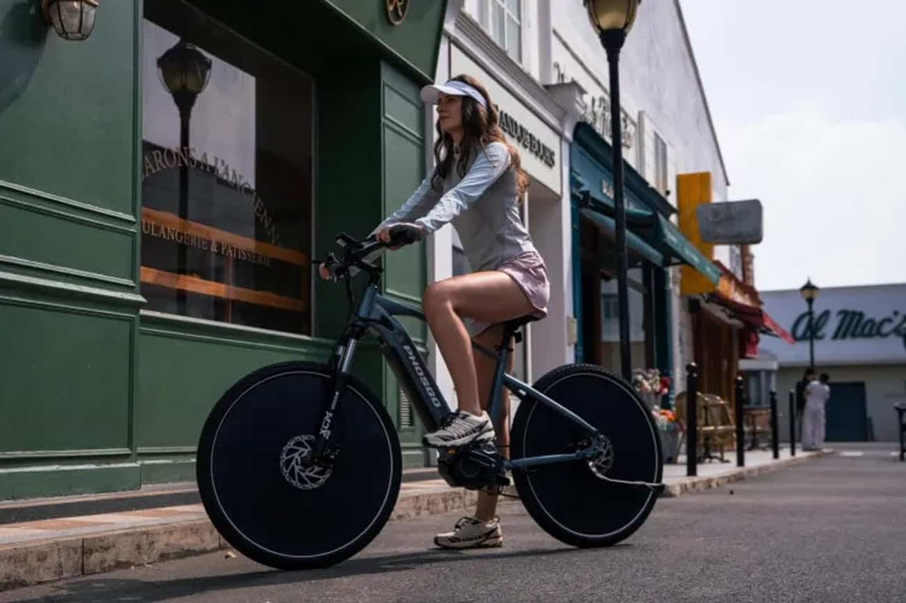 Bicicleta elétrica usa sol e IA, mas será que ela é eficiente?