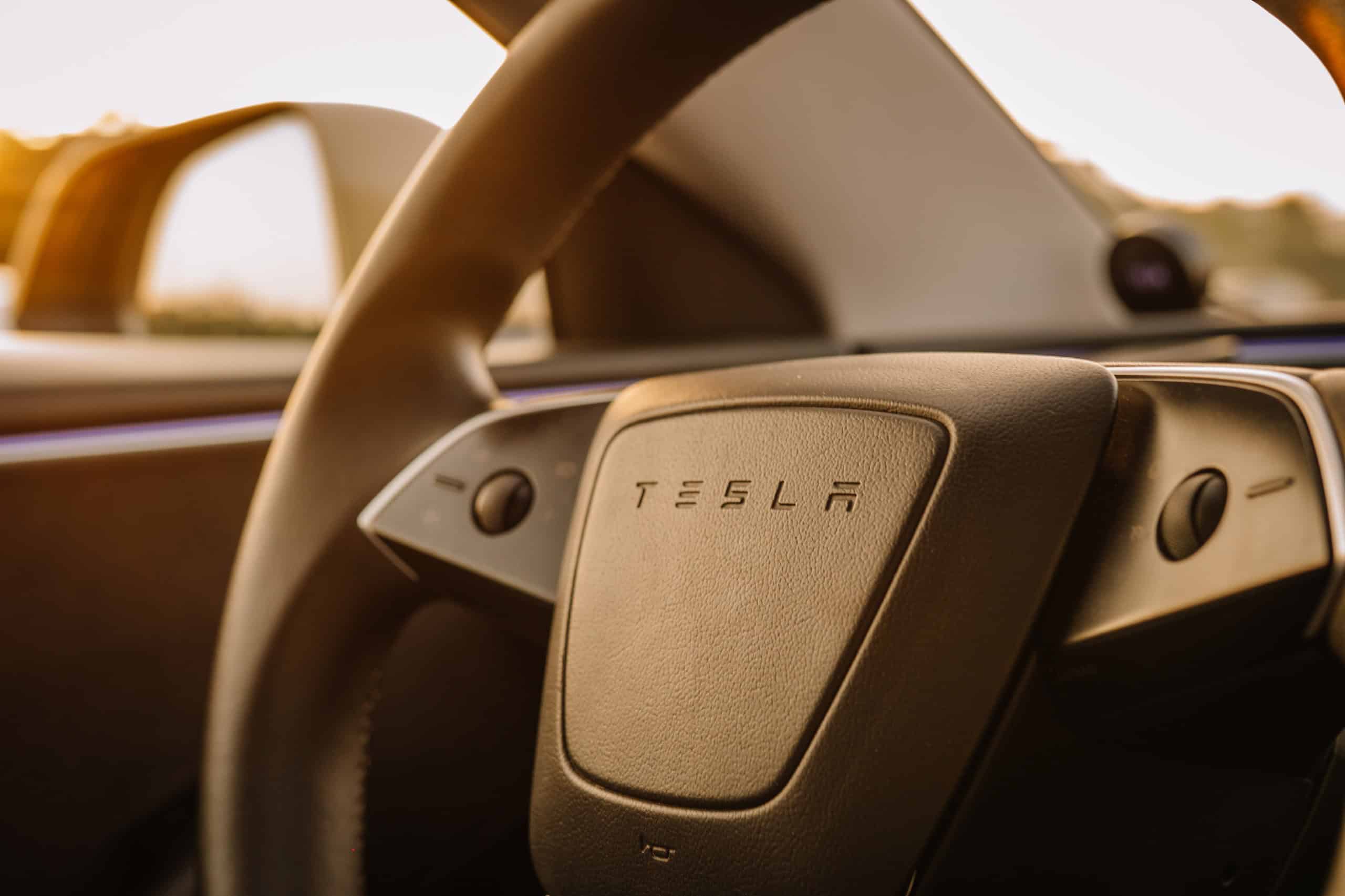 Motorista de Tesla com autopiloto ativado é indiciado por homicídio culposo