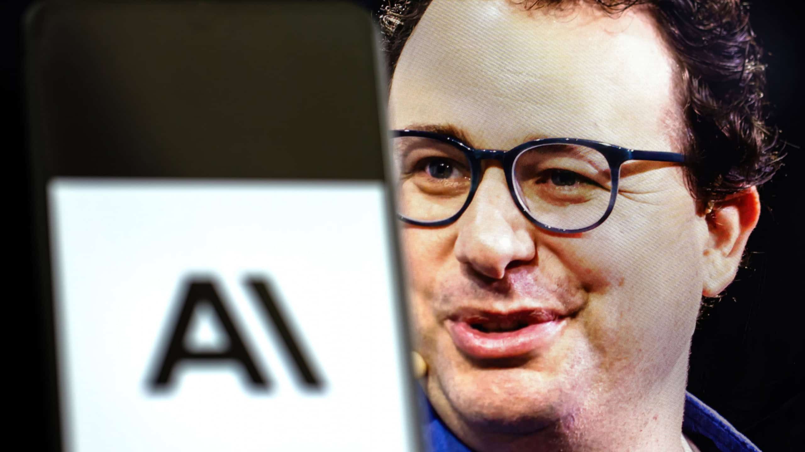 CEO da Anthropic pede freio na IA e alerta que tecnologia pode dominar a internet
